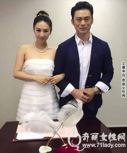 贾晓晨老公曝光 嫁给樊少皇晒结婚钻戒羡煞旁人(2)