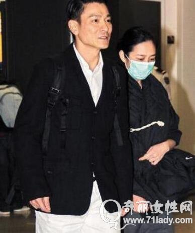 刘德华生日为妻女献唱 令老婆朱丽倩感动网曝朱丽倩家境殷实