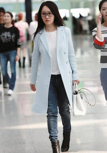 46岁杨钰莹现身机场 风衣加紧身牛仔裤优雅迷人(4)