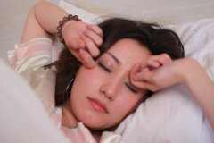  睡眠姿势对身体有什么影响？？？侧身向左会对心脏有影响吗？？