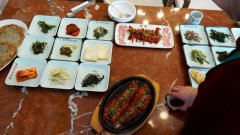 冬奥会期间在韩国旅游吃美食，4个菜变22个，结账时有气没处使