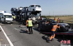 德国发生10车相撞特大交通事故 致4人死多人重伤