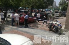 南京一男子当街行凶：刺伤一男一女后自杀被送医